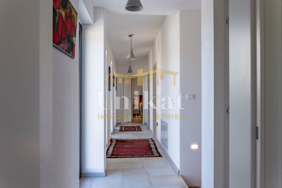 Luksuzna hiša z garažo v kleti - 3 km do morja